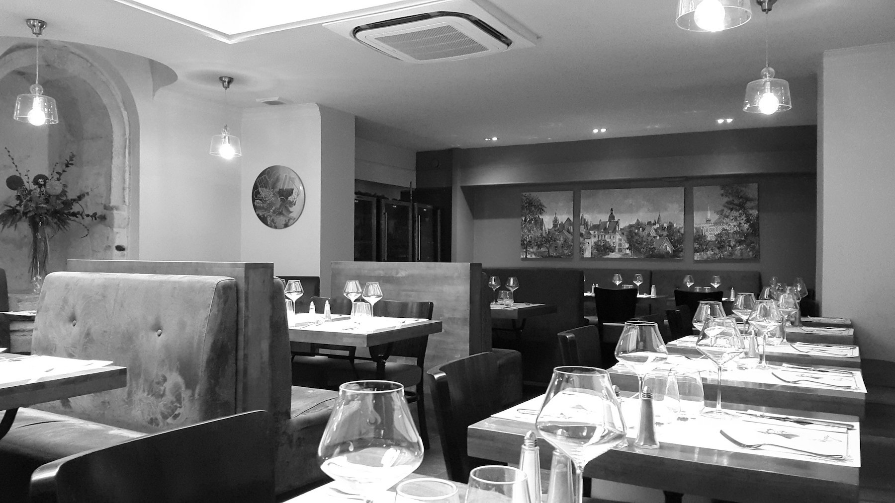 Salle de la Brasserie Le Monge à Beaune, en noir et blanc