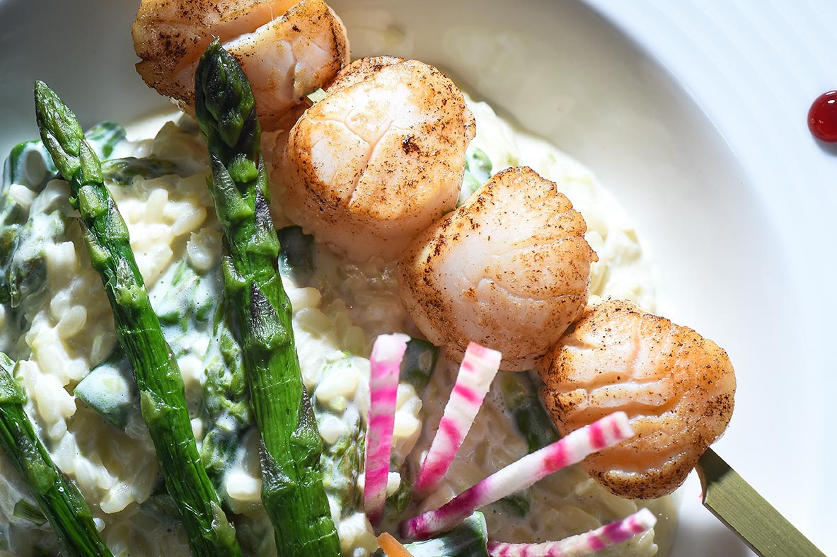 Noix de Saint-Jacques poêlées, risotto et asperges vertes