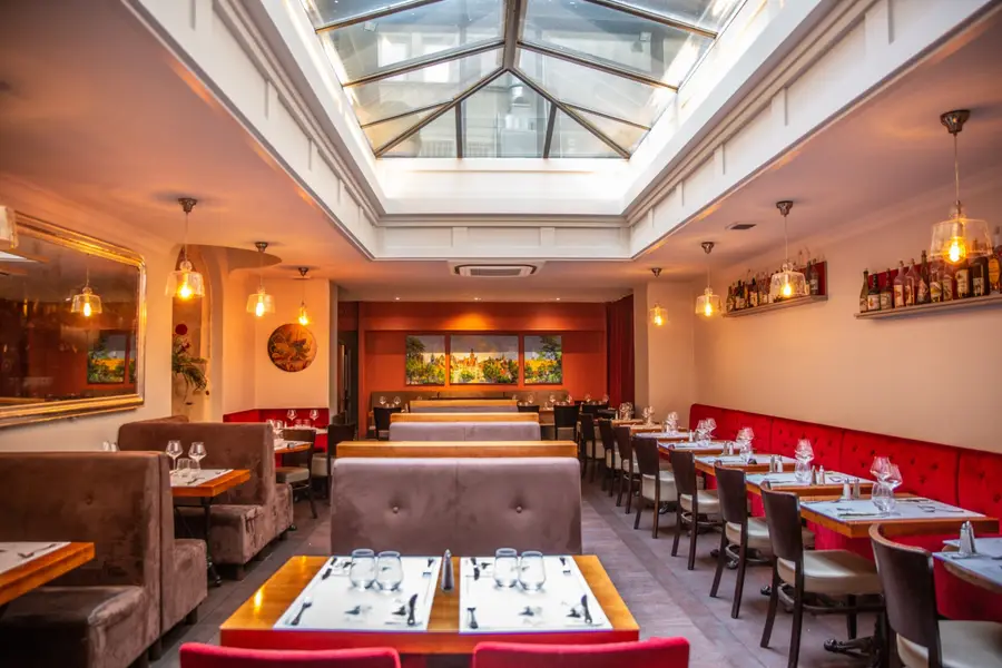 Salle à manger sous verrière de la Brasserie Le Monge