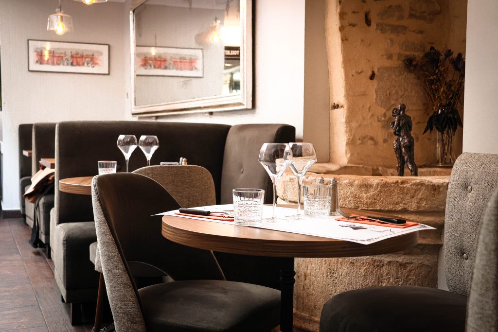 Tables dressées et banquettes de la Brasserie Le Monge